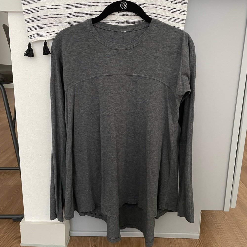 🍋 Gently used lululemon!! 🍋 Heathered Dark Gray LS shirt!